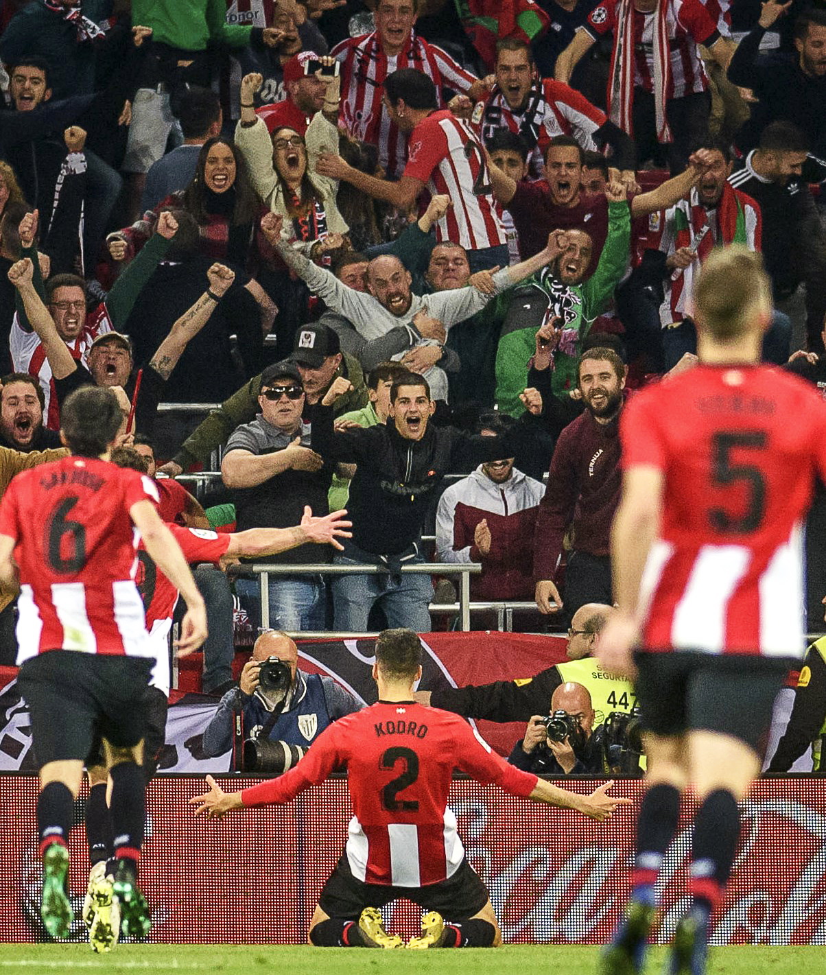 随着里昂爆大冷0-1，尼斯0-1，法甲最新积分榜出炉：大黑马领跑（里昂、尼斯同以0-1落败，法甲积分榜更新：黑马球队登顶）